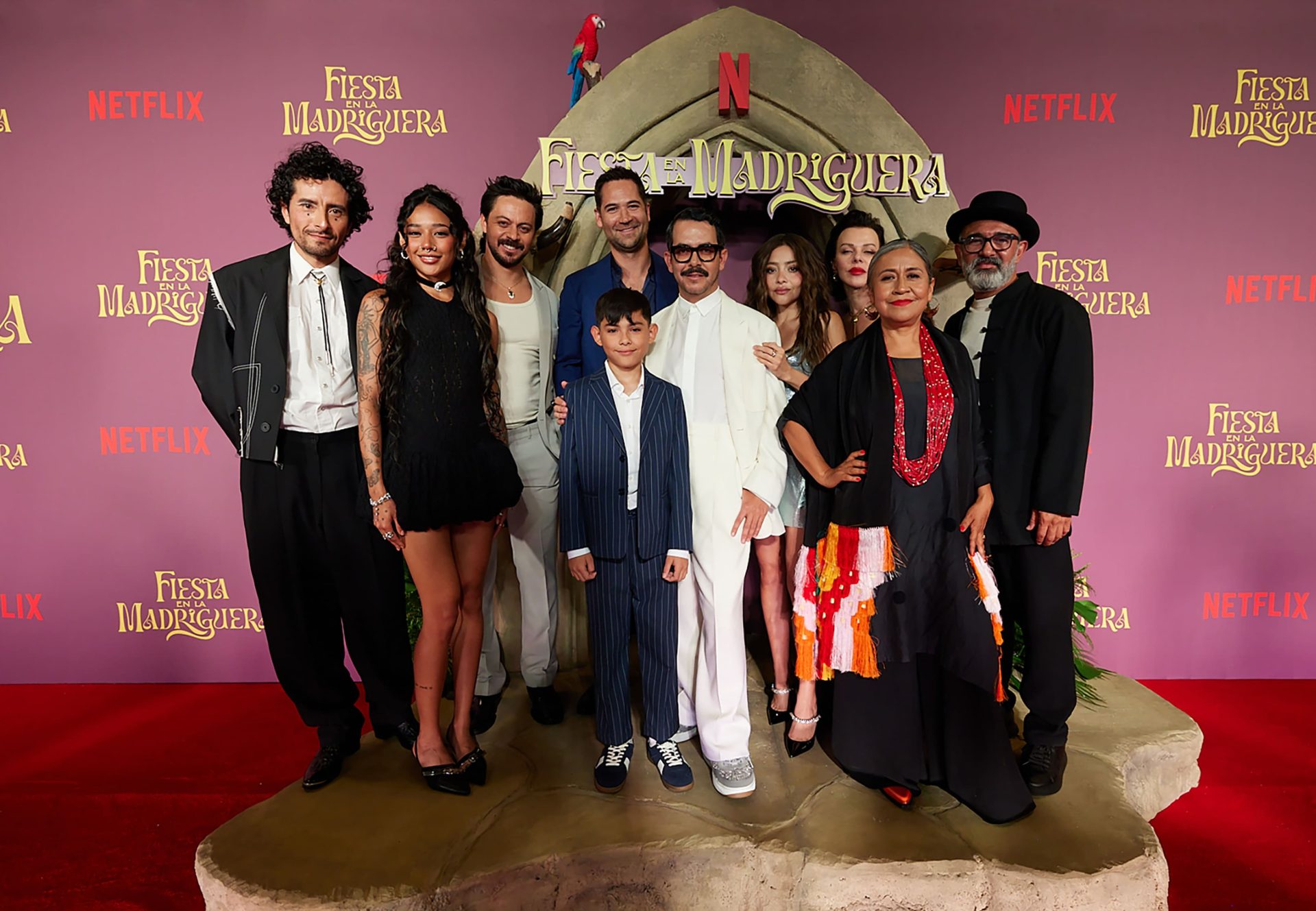 Manolo Caro Y El Elenco De Fiesta En La Madriguera Presentaron La