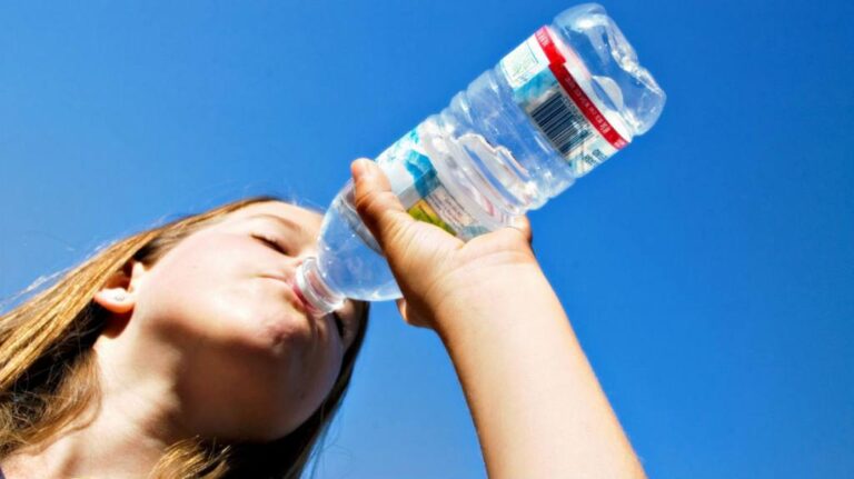 Los 5 puntos importantes de tomar agua
